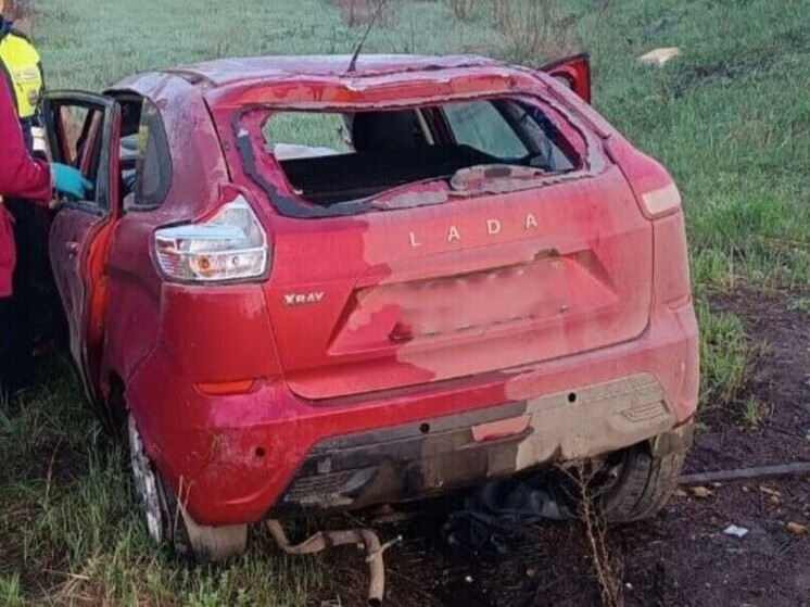 Lada Xray вылетела с трассы и перевернулась около поселка в Самарской области