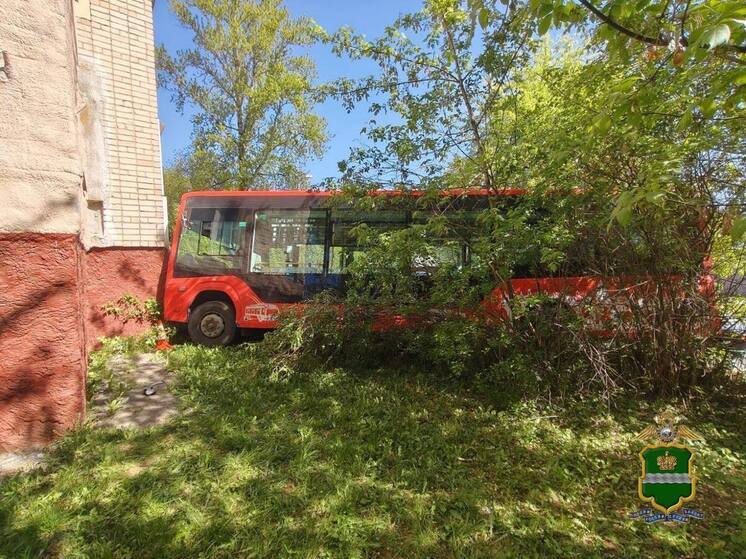 В Калуге  «ПАЗик» с пассажирами въехал в пятиэтажку