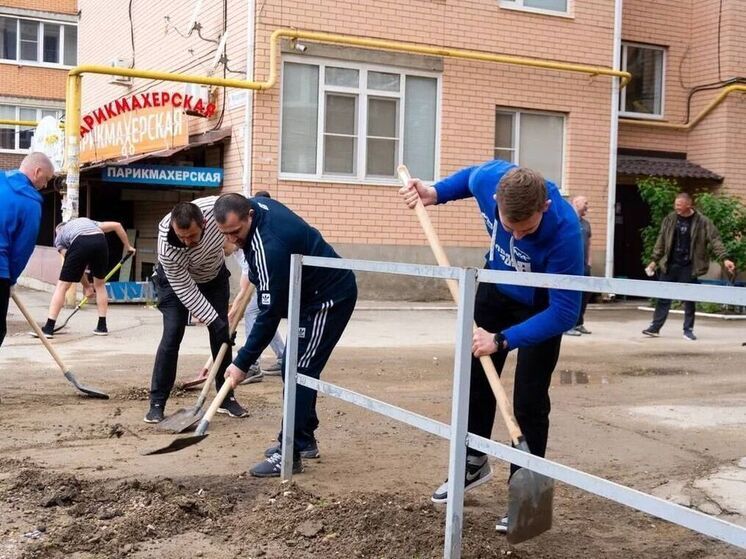 Молодогвардейцы провели субботник в преддверии Дня весны и труда на территории ТОС № 108