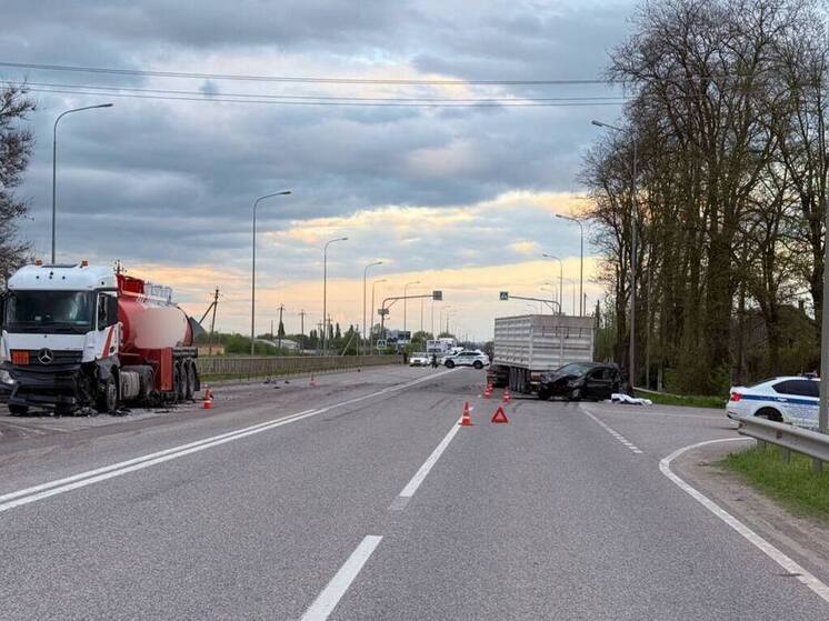 В Георгиевском округе иномарка столкнулась с большегрузом и цистерной