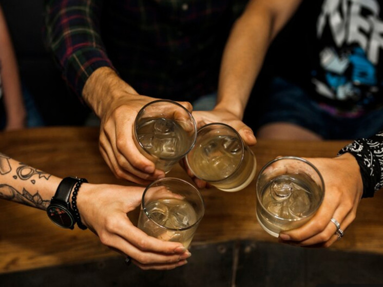 В США змея упала с потолка в бокал женщины в ресторане