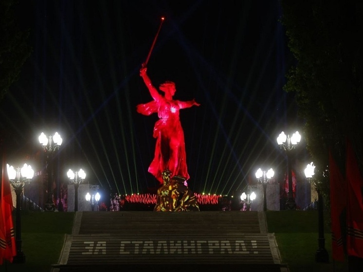 Первый день международного форума завершился инсталляцией на Мамаевом кургане