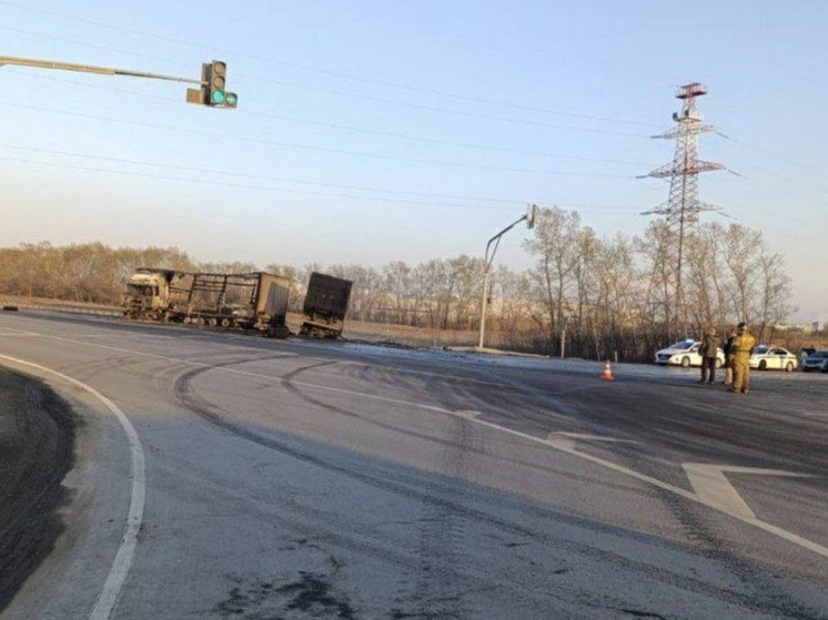 Под Новосибирском загорелись два грузовика