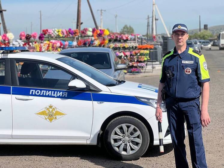 В родительский день абаканцы застряли в пробке по направлению к кладбищу