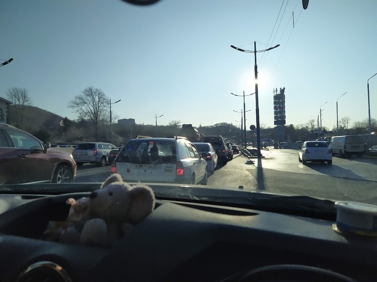 Во Владивостоке в разгар дня зафиксированы 8-балльные пробки из-за Родительского дня