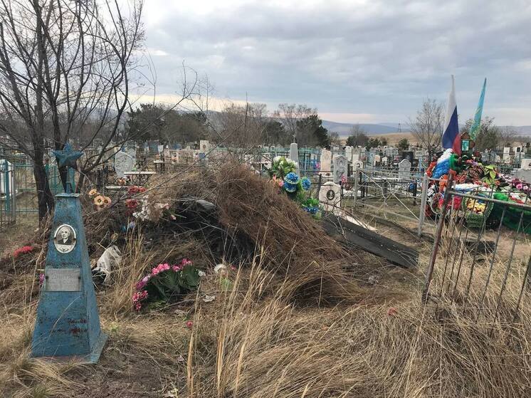  Власти Усть-Абакана ищут совесть у жителей, которые заваливают мусором могилы