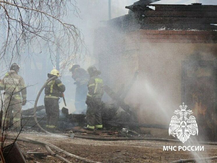В Молодёжном под Иркутском сгорел дом, спасли пять домов