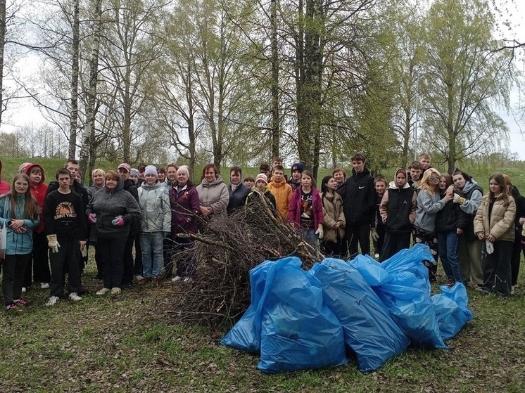 Коллектив агрошколы провёл субботник в Красногородске
