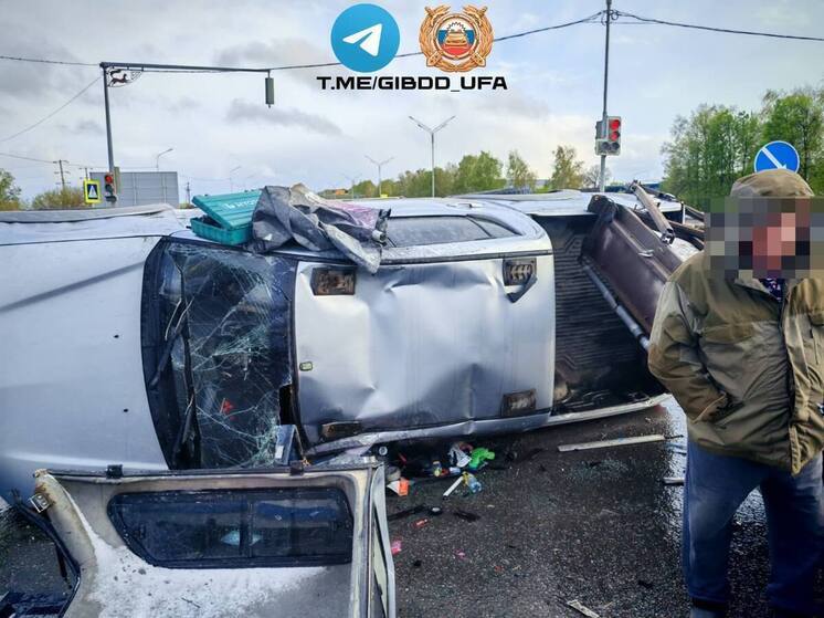 Две иномарки столкнулись в Уфе, одна машина перевернулась
