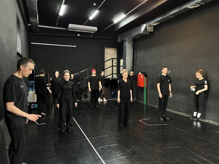 Преподаватель ГИТИСа делает актеров театра Топанова пластичными