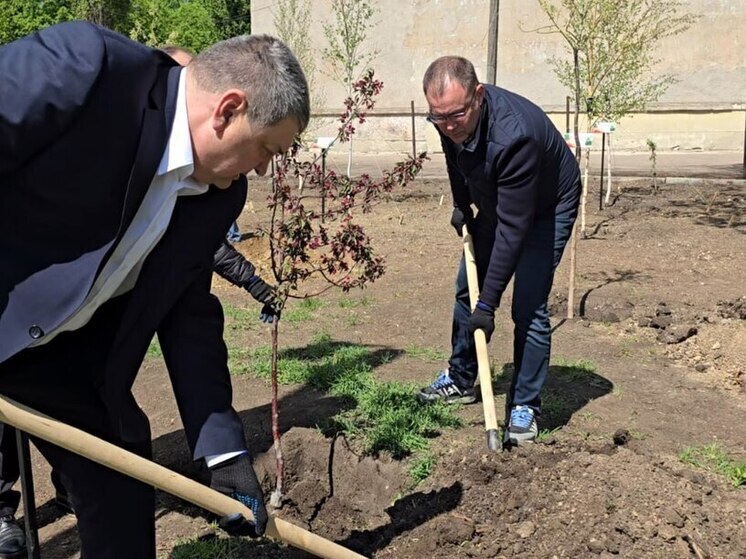 Губернатор Кузбасса принял участие в создании Аллеи Героев в Сквере Советской Армии в Горловке