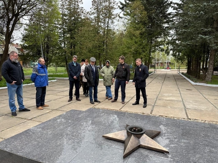 В Локнянском муниципальном округе проверили готовность мемориала к участию 6 мая в символической эстафете «Храним огонь Победы»
