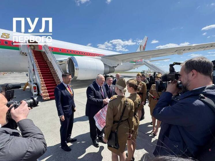 Александр Лукашенко оценил волгоградский каравай от ретрорегулировщиц