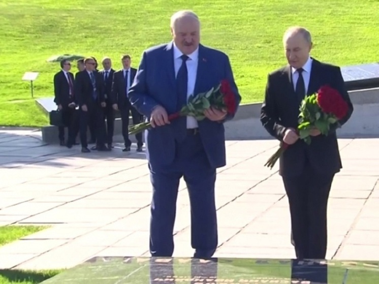 Владимир Путин и Александр Лукашенко возложили венки и цветы на Мамаевом кургане