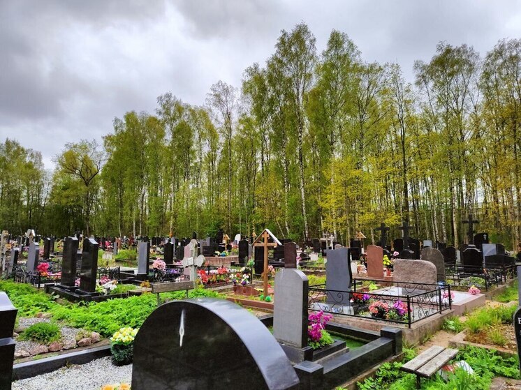 В Радоницу жителям Абакана не хватило мест в автобусах и парковок у кладбищ