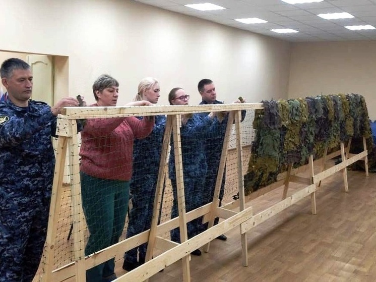 Сотрудники колонии-поселения № 7 областного УФСИН приняли участие в мастер-классе по плетению маскировочных сетей