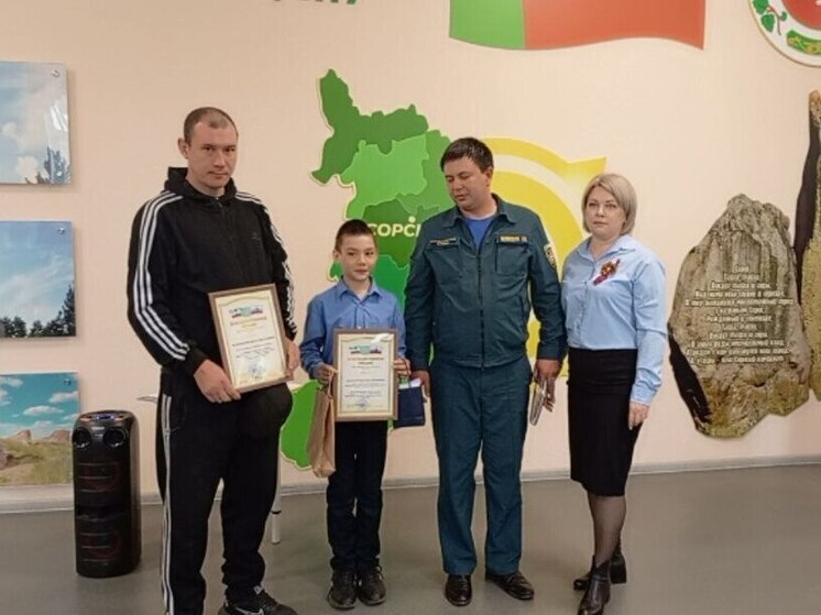 Пожарные и чиновники отметили героизм четвероклассника из Сорска