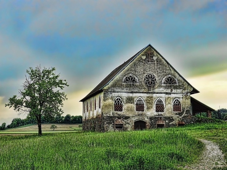 В Курской области ввели штрафы за парковку на мусорных площадках и бурьян у дома