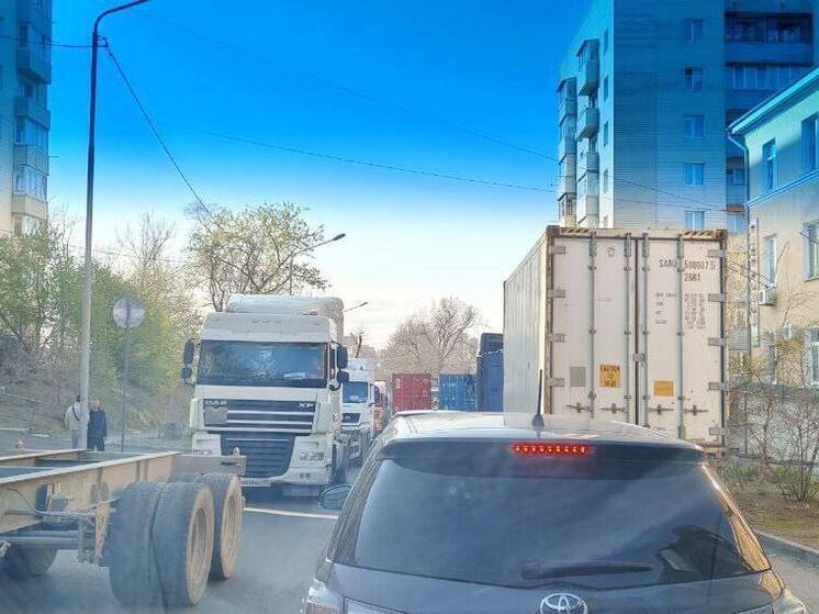 Фуры отравляют жизни водителям и жителям Владивостока: блокируют проезд к домам