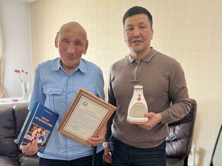 Министр спорта Леонид Спиридонов поздравил ветерана Великой Отечественной войны и спорта Наума Слепцова с юбилеем