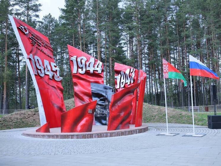 Память героев почтили у монумента «Знамя Победы» в Идрице