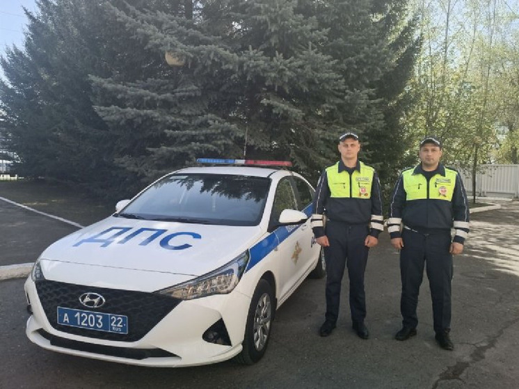 В Барнауле сотрудники ДПС помогли спасти жизнь мальчику, проглотившему батарейку