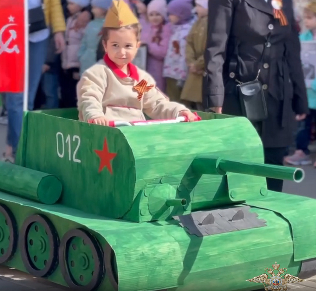 Дошколята приняли участие в военном параде воронежского детсада