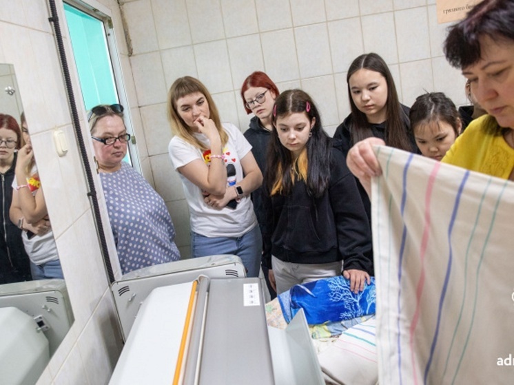 Для воспитанников «Нашего дома» в НАО провели экскурсию по прачечной