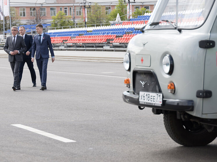 Дмитрий Миляев передал новые автомобили для 15 медучреждений региона