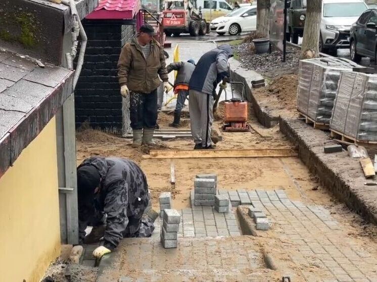 В Кирове подходят к концу работы по обновлению брусчатки на улице Московской