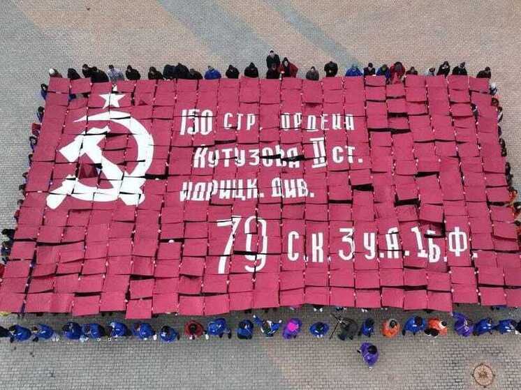 Сургутская молодежь провела акцию «Знамя Победы»
