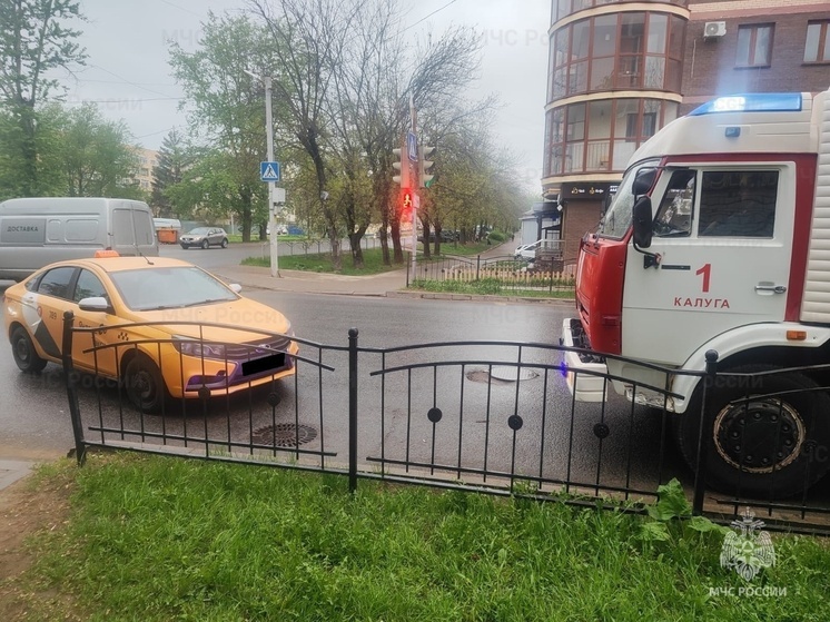 Переходившую дорогу калужанку госпитализировали в БСМП