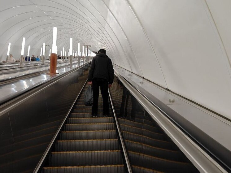 После падения пассажиров на эскалаторе началась проверка метро Петербурга