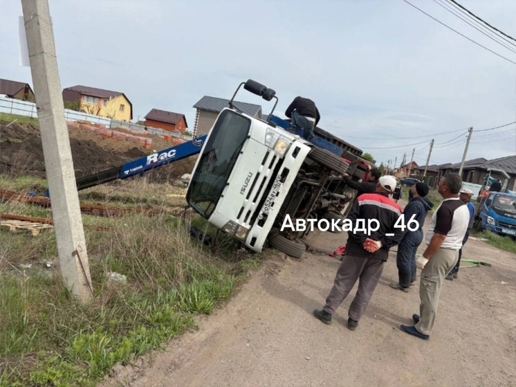 В Курске опрокинулся на бок автокран