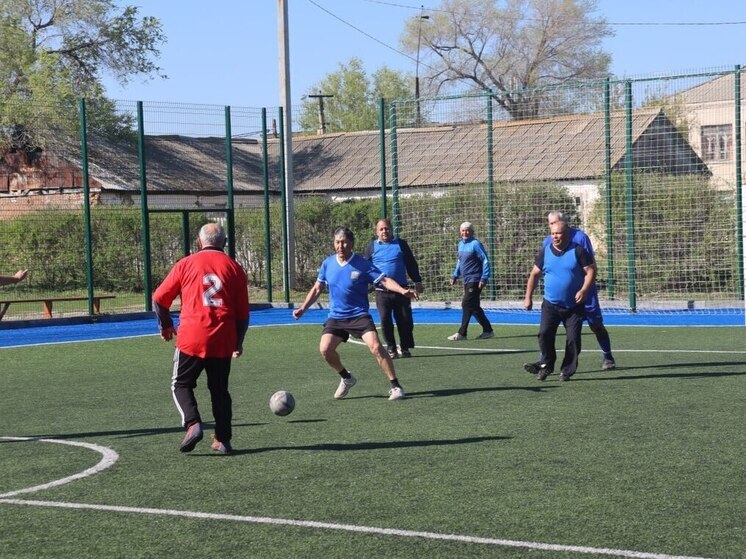 Турнир по мини-футболу "Памяти друзей" собрал ветеранов спорта в Акбулаке