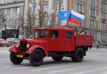 30 апреля в честь 376-летия пожарной охраны и 35-летия МЧС по центру Екатеринбурга проехала колонна пожарно-спасательной техники