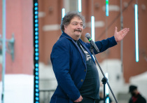 Покинувший Россию писатель, поэт, публицист и литературный критик Дмитрий Быков (признан в России иностранным агентом) стал фигурантом уголовного дела о фейках об армии