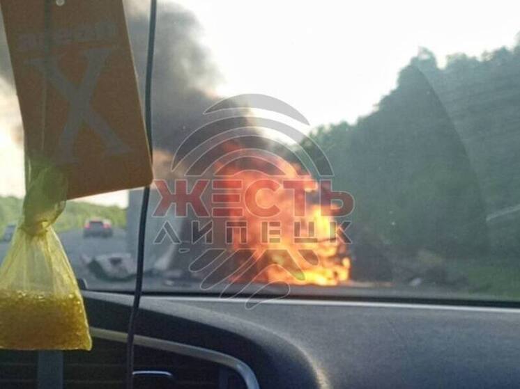 На трассе под Липецком в результате жесткого ДТП загорелся фургон