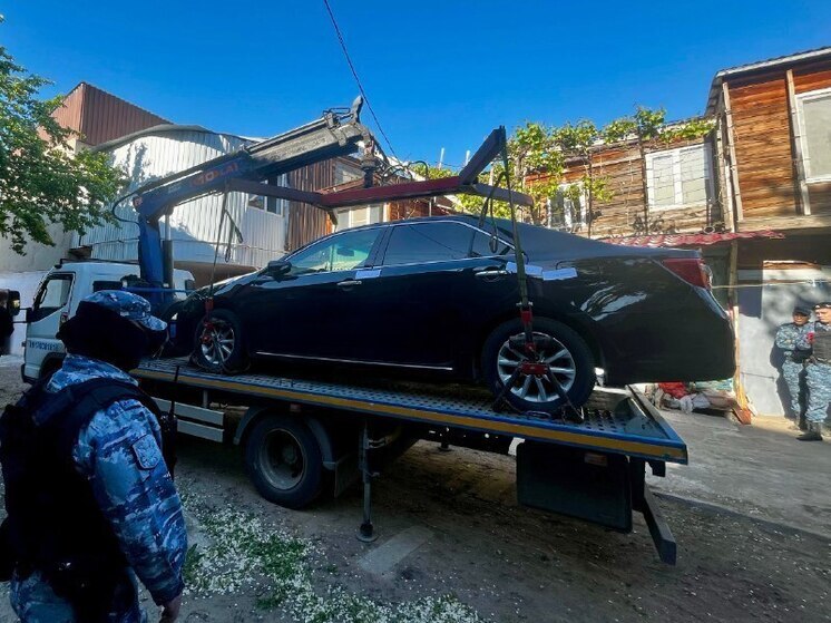 Астраханские приставы арестовали автомобиль должника, несмотря на угрозы поджога