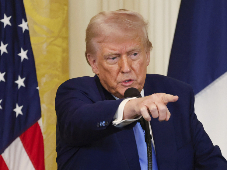 Президент США Дональд Трамп заявил во время заседания правительства, что во времена его предшественника Джо Байдена Соединенные Штаты просто вливали деньги в экономику Украины