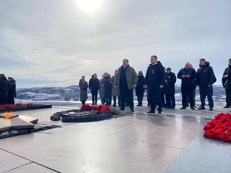 В Мурманске возложили цветы к вечному огню мемориала