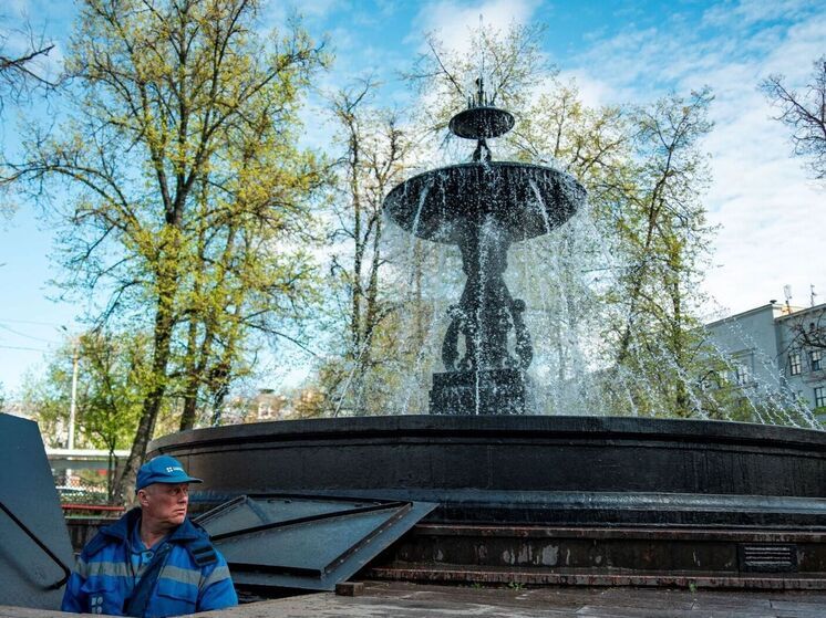 Главный нижегородский фонтан на пл. Минина начал свою работу