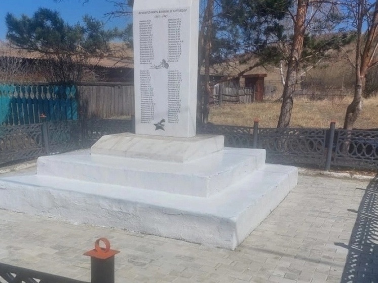 Деревне Хакасии помогли привести в порядок мемориал ко Дню Победы