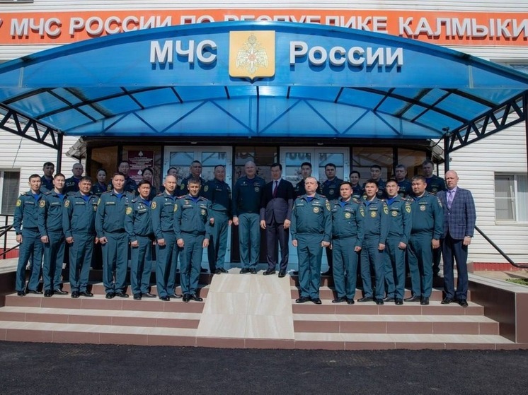 Глава Калмыкии поздравил огнеборцев с Днем пожарной охраны