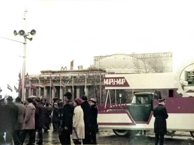 Максим Кудрявцев поздравил новосибирцев с Первым Мая, выложив фотографию с плакатом «Миру – мир»
