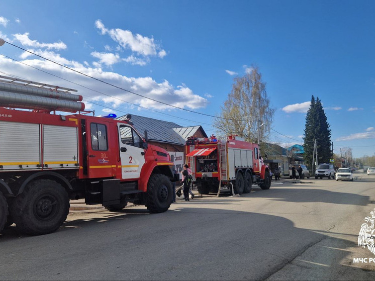 На Алтае загорелись гараж и несколько транспортных средств