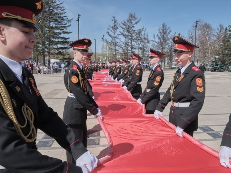 На Монументе Славы развернули 200-метровое Знамя Победы