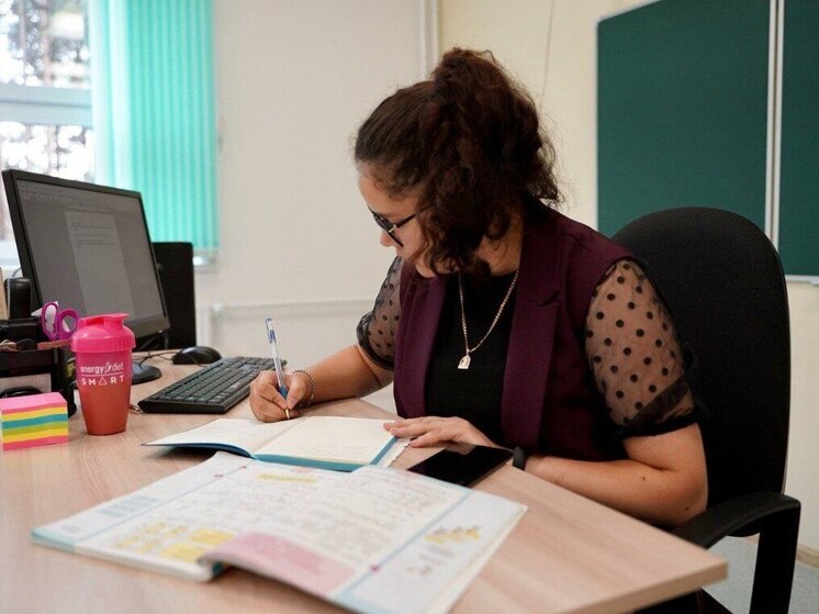 Педагоги Иркутской области приглашаются к участию в конкурсах «Первый учитель» и «Директор года России»