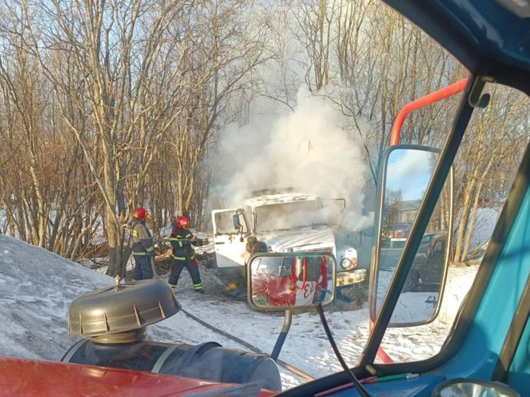 В Оленегорске загорелся грузовик во дворе жилого дома
