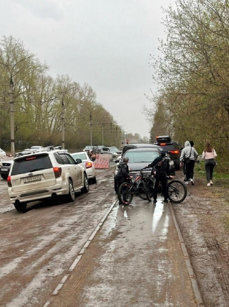Автомобилисты разобрали ограждение на улице Кошурникова и продолжили ездить по тротуару